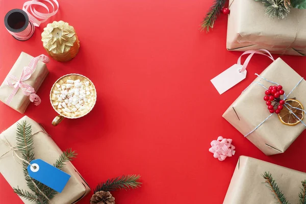 Regalos Navidad Entre Las Decoraciones Junto Una Taza Cacao Con — Foto de Stock