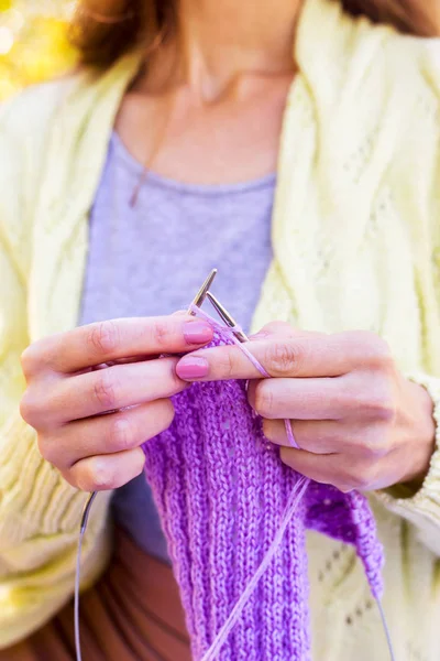 针织针在女性手针织的丁香颜色的项目 针线活的嗜好概念 秋暖手做的衣服 — 图库照片