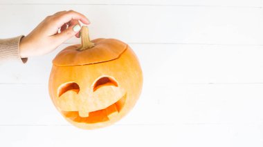 Şenlikli bir kabak oyma gözler ve ağız içinde bir kadın elinde bir mum ile. Cadılar Bayramı dekorasyon konsepti. Beyaz arka plan, kopya alanı