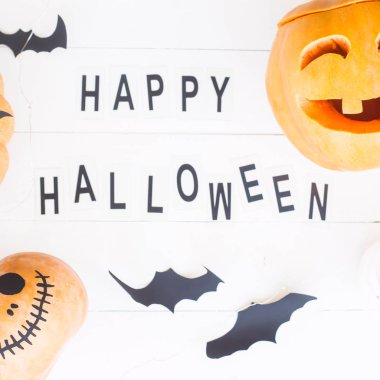 Mutlu - arasında süslemeleri Cadılar Bayramı için yazılmış - Halloween pumpkins ve yarasalar üzerinde beyaz ahşap bir masa. Üstten görünüm, düz yatıyordu