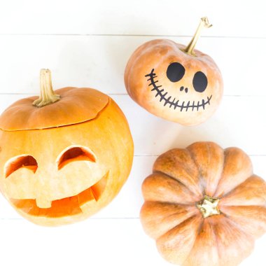 Festival Halloween pumpkins ile kesme ve boyalı gözler ve ağız beyaz bir arka plan üzerinde. Üstten görünüm, düz yatıyordu