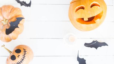 Süslemeleri için Halloween - kabaklar ve yarasalar üzerinde beyaz ahşap bir masa. Üstten görünüm, düz yatıyordu, kopya alanı