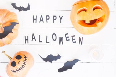 Mutlu - arasında süslemeleri Cadılar Bayramı için yazılmış - Halloween pumpkins ve yarasalar üzerinde beyaz ahşap bir masa. Üstten görünüm, düz yatıyordu