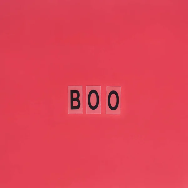 赤の背景に黒の文字で書かれたブーします ハロウィーンの装飾の概念 フラット トップ ビュー レイアウト コピー スペース — ストック写真