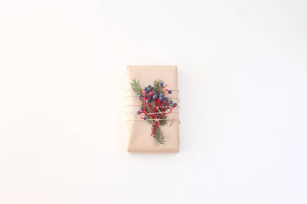 Regalo Natale Capodanno Decorato Con Carta Artigianale Bacche Sfondo Bianco — Foto Stock