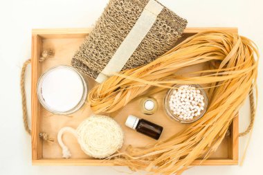 Vücut bakımı ve spa - sak, lif kabağı, cam, temel ahşap pamuk temizleme bezi ve aroma yağı bir ahşap tepsi Eko aksesuarları. Sıfır atık kavramı. Üstten görünüm, düz yatıyordu