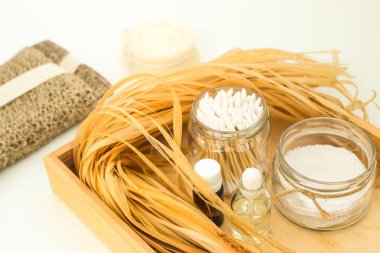 Vücut bakımı ve spa - sak, lif kabağı, cam, temel ahşap pamuk temizleme bezi ve aroma yağı bir ahşap tepsi Eko aksesuarları. Sıfır atık kavramı