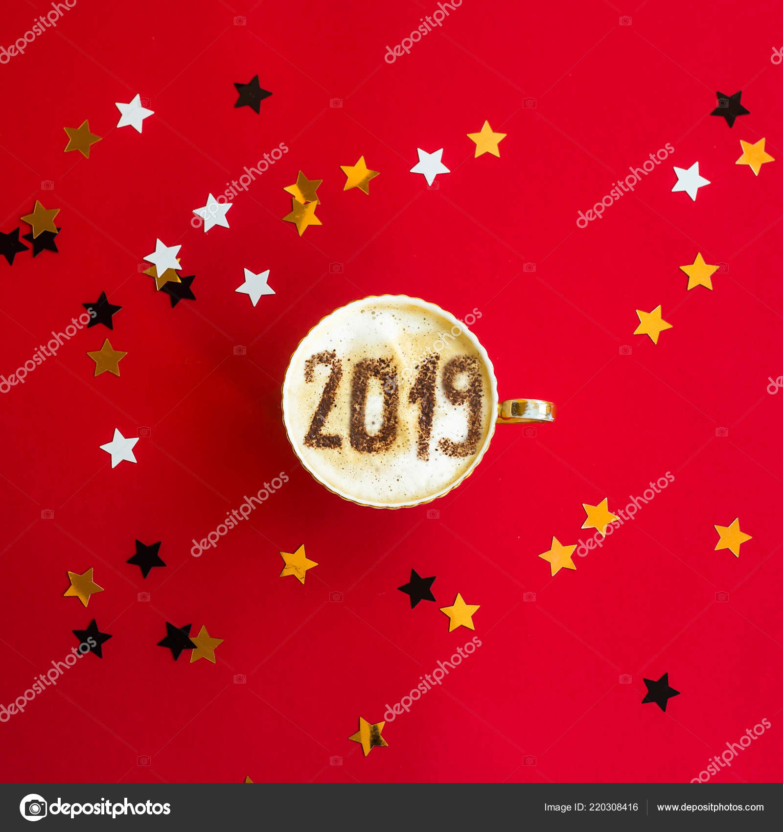 新年2019是写在一杯咖啡与牛奶新的一年的概念在1月1日在红色背景与闪闪发光的星星顶部视图 图库照片 C Vsamarkina 220308416