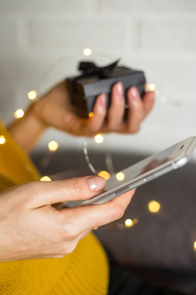 Dívka Drží Smartphone Kterým Ona Objednávky Dárků Internetových Obchodů Domova — Stock fotografie