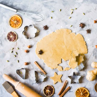 Hamur çeşitleri - kalp, yıldız, Noel ağacı kullanarak Gingerbread çerezleri pişirme. Kış ev pişirme. Noel kavramı için hazırlanıyor. Üstten görünüm
