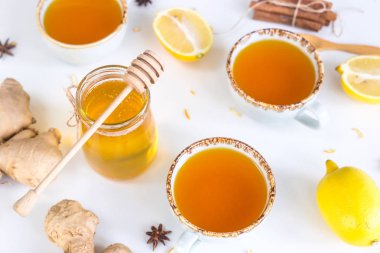 Zerdeçal dokunulmazlık artırmak ve soğuk algınlığı - zencefil, limon ve bir kavanoz bal bir tahta kaşıkla tedavi için ürünler arasında çay