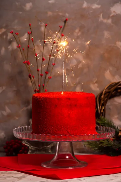 Bolo de aniversário de veludo vermelho lindo decorado com rosas