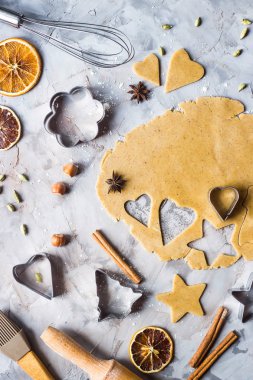 Hamur çeşitleri - kalp, yıldız, Noel ağacı kullanarak Gingerbread çerezleri pişirme. Kış ev pişirme. Noel kavramı için hazırlanıyor. Üstten görünüm