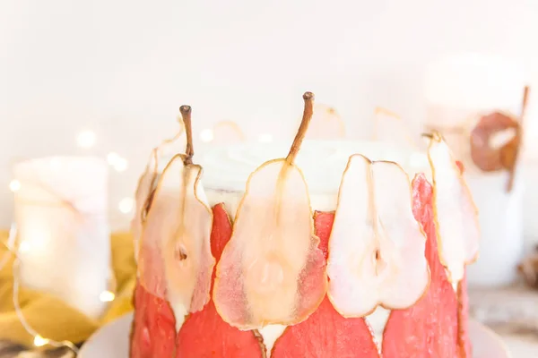 Pastel Blanco Festivo Decorado Con Rodajas Pera Roja Blanca Sobre — Foto de Stock