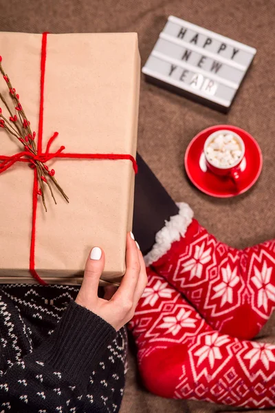 Uma Grande Caixa Com Presente Natal Envolto Papel Artesanal Com — Fotografia de Stock