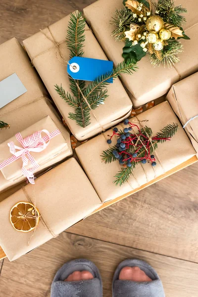 Різдвяні Подарунки Упаковані Ремісничий Папір Прикрасою Ялинових Гілок Сушеного Апельсина — стокове фото