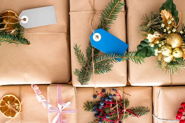 Regalos Navidad Embalados Papel Artesanal Con Una Decoración Hecha Ramas — Foto de Stock