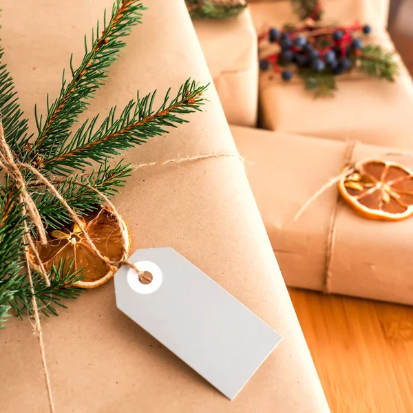 크리스마스 선물에 레이블 종이에 가문비나무 지점으로 분위기 Concep — 스톡 사진