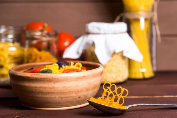 Buena Comida Está Forrada Con Pasta Una Cuchara Cerca Plato — Foto de Stock