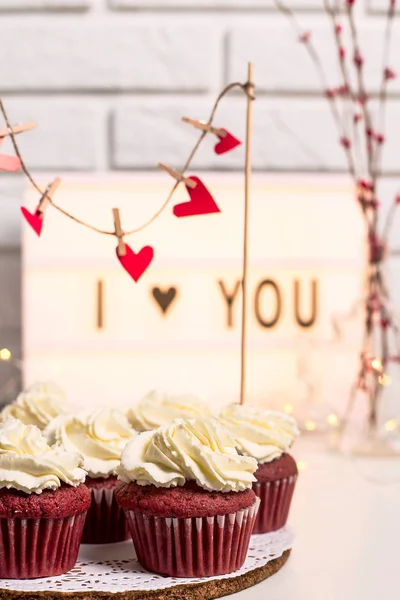 マスカルポーネ クリームと赤いカップケーキ 赤いベルベットの横にある装飾的なランプに書かれてあなたが大好きです バレンタインデーのコンセプト — ストック写真