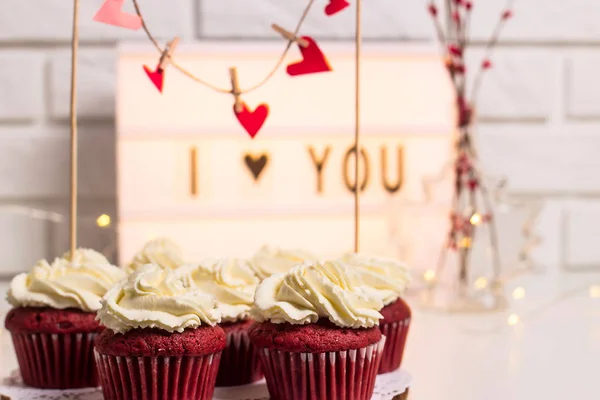 Jag Älskar Dig Skriftligt Dekorativ Lampa Bredvid Röda Cupcakes Röd — Stockfoto