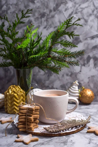 White Cup Hot Cocoa Marshmallow Stands Gray Table White Gold — Stock Photo, Image