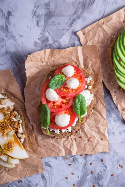 Schöne Gesunde Zwischenmahlzeit Sandwiches Mit Roggenbrot Mit Avocado Und Mozzarella — Stockfoto