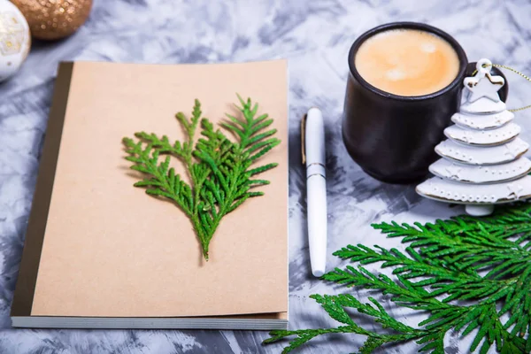 Locul Muncă Notepad Stilou Ceașcă Cafea Printre Decorațiunile Crăciun Ramurile — Fotografie, imagine de stoc