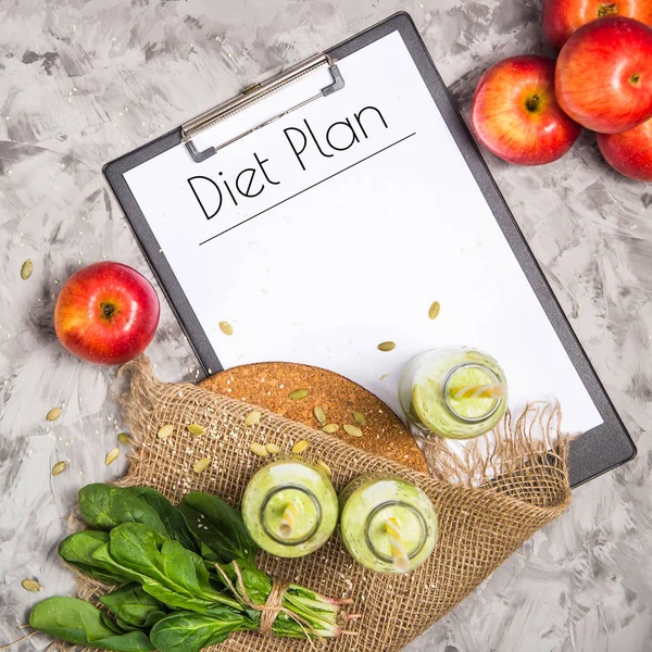 Dietplan Skriven Ett Vitt Ark Tabletten Bland Flaskorna Gröna Smoothies — Stockfoto