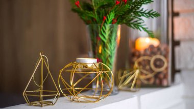 Ev kış Noel süsleri daire - şamdanlar, bir vazo yeşil dallar ve kırmızı meyveler, altın rakamlar