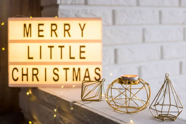 Frohe Weihnachten Steht Auf Einer Dekorativen Lampe Zwischen Goldenem Winterschmuck — Stockfoto