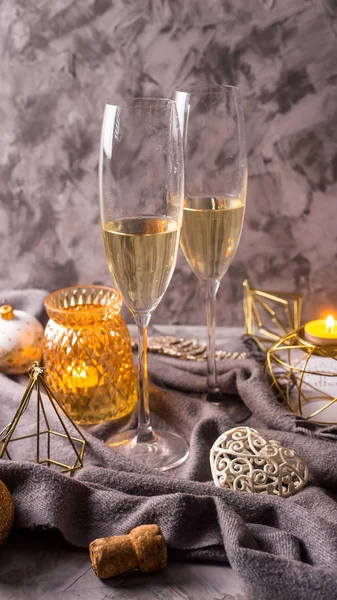Dois Copos Com Champanhe Contexto Cinza Entre Natal Dourado Decorações — Fotografia de Stock