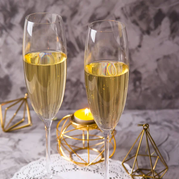 Deux Verres Champagne Sur Fond Gris Parmi Les Décorations Noël — Photo