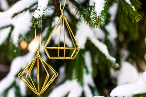 Die Zweige Des Weihnachtsbaums Mit Schnee Bedeckt Freien Mit Goldenen — Stockfoto
