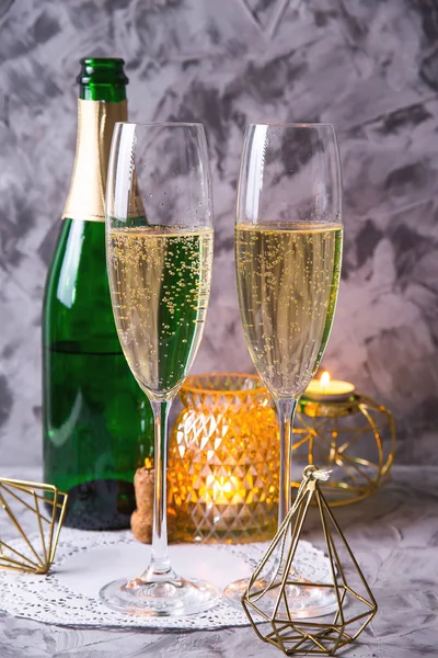 Deux Verres Champagne Côté Une Bouteille Des Décorations Noël Couleur — Photo