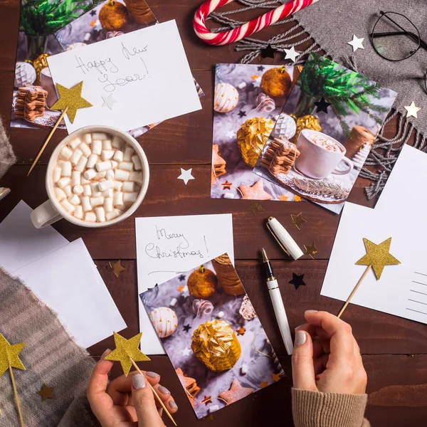 Девушка Подписывает Рождественские Открытки Печати Красивыми Зимними Фотографиями Отправить Письме — стоковое фото