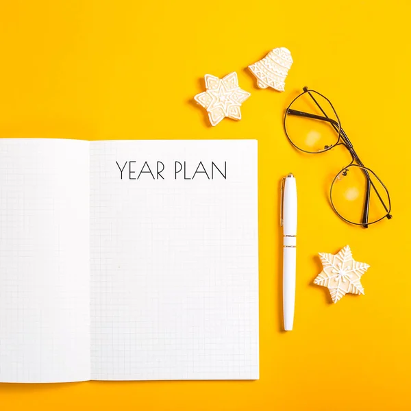 Plano Ano Escrito Caderno Com Folhas Limpas Que Fica Lado — Fotografia de Stock
