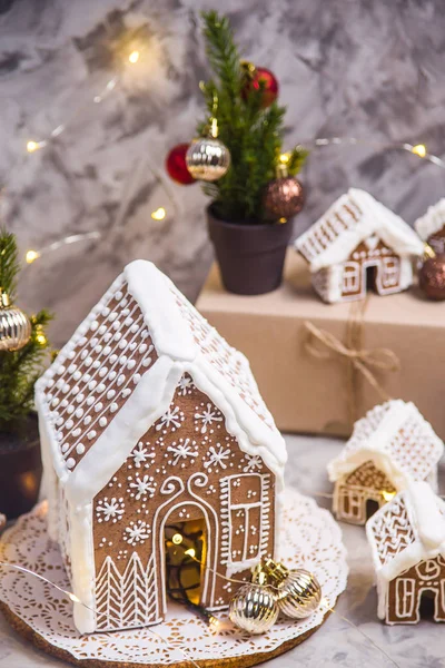 Große Und Kleine Lebkuchenhäuser Ein Dorf Aus Lebkuchenhäusern Auf Grauem — Stockfoto