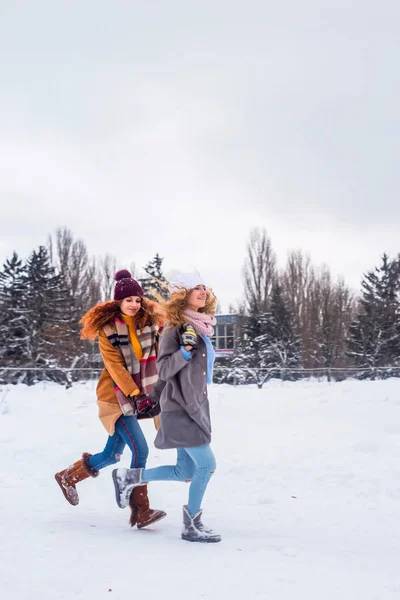 Два Кучерявий Кавказьких Стильні Дівчата Сестри Ходьби Бігу Снігу Радійте — стокове фото
