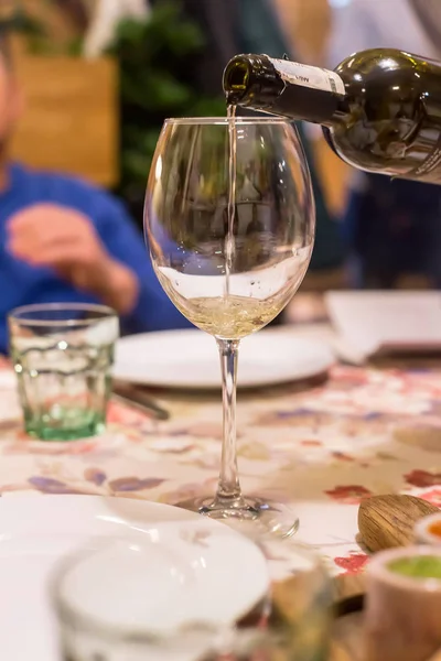 Sommelier Derrama Vinho Copo Convidados Restaurante Jantar — Fotografia de Stock