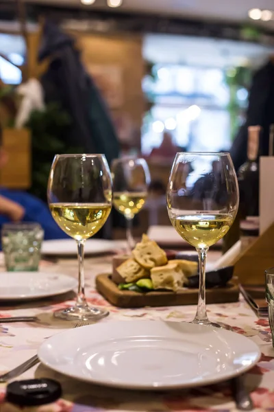 Weißwein Gläsern Auf Einem Tisch Einem Restaurant Eine Gruppe Von — Stockfoto