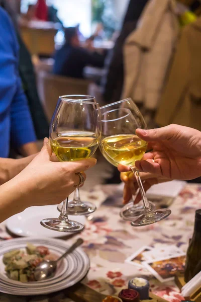 Weißwein Gläsern Auf Einem Tisch Einem Restaurant Eine Gruppe Von — Stockfoto