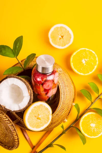 Una Botella Agua Con Fresas Una Bolsa Paja Verano Para — Foto de Stock