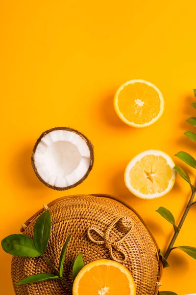 Bolso Verano Para Mujer Elegante Salado Sobre Fondo Amarillo Entre — Foto de Stock