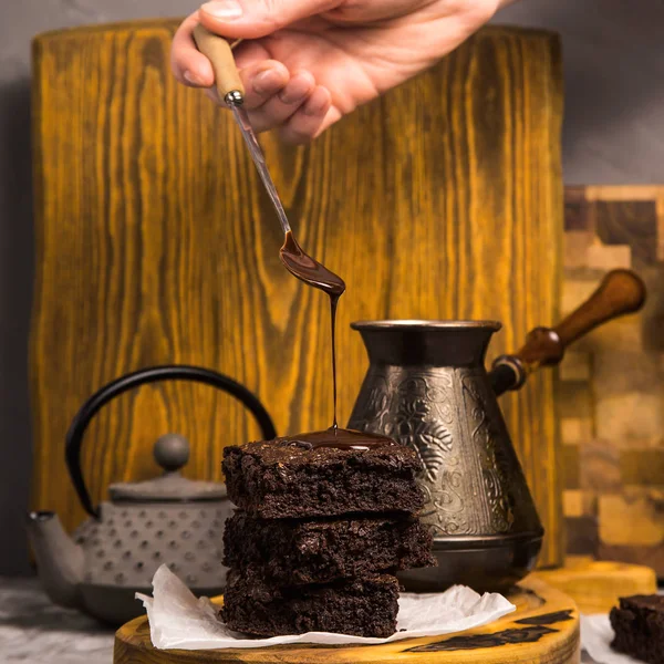 Čokoláda Přelije Lžičky Hromadu Brownies Dřevěné Desce Rustikálním Stylu — Stock fotografie