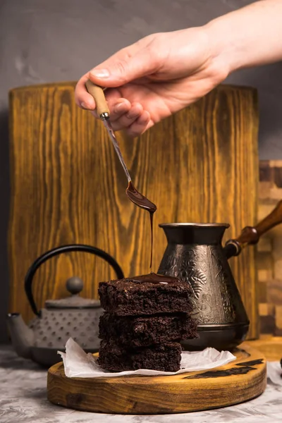 Čokoláda Přelije Lžičky Hromadu Brownies Dřevěné Desce Rustikálním Stylu — Stock fotografie