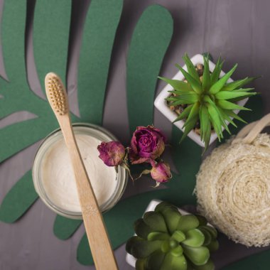 Kişisel bakım ve banyo - bambu diş fırçası, tuvalet bezi, ekolojik aksesuarlar yeşil kağıt yaprakları üzerine yapıştırın. Sıfır atık kavramı