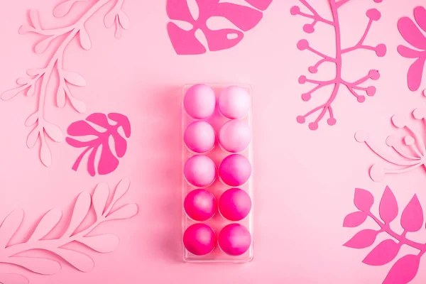 Pâques 2019 avec des œufs peints en couleur rose sur un fond monochrome — Photo