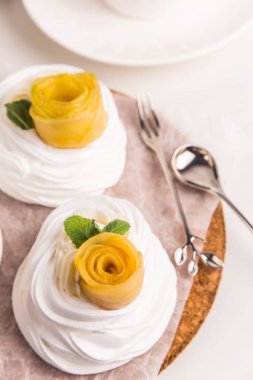 Beze yapılan Festival pavlova tatlı hafif limon kurt ve krem şanti