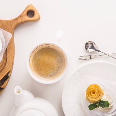 Beze yapılan Festival pavlova tatlı hafif limon kurt ve krem şanti